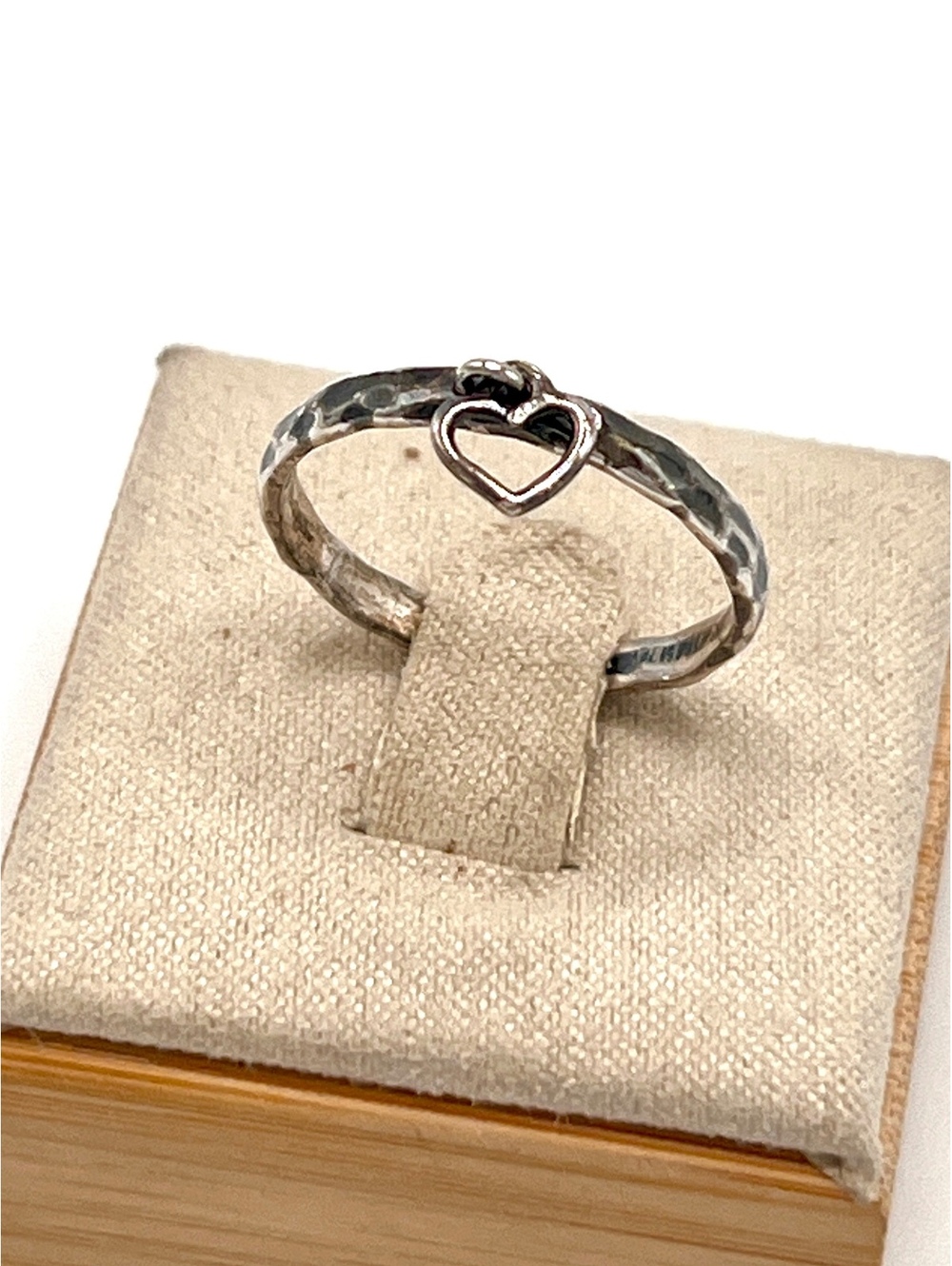 925 Sterling Silver Hammered Dangling Heart Charm Ring Size 8